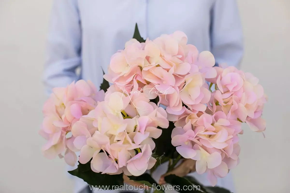 Real Touch hydrangea bush (5 blooms) - blush Real Touch hydrangea bush (5 blooms) - blush