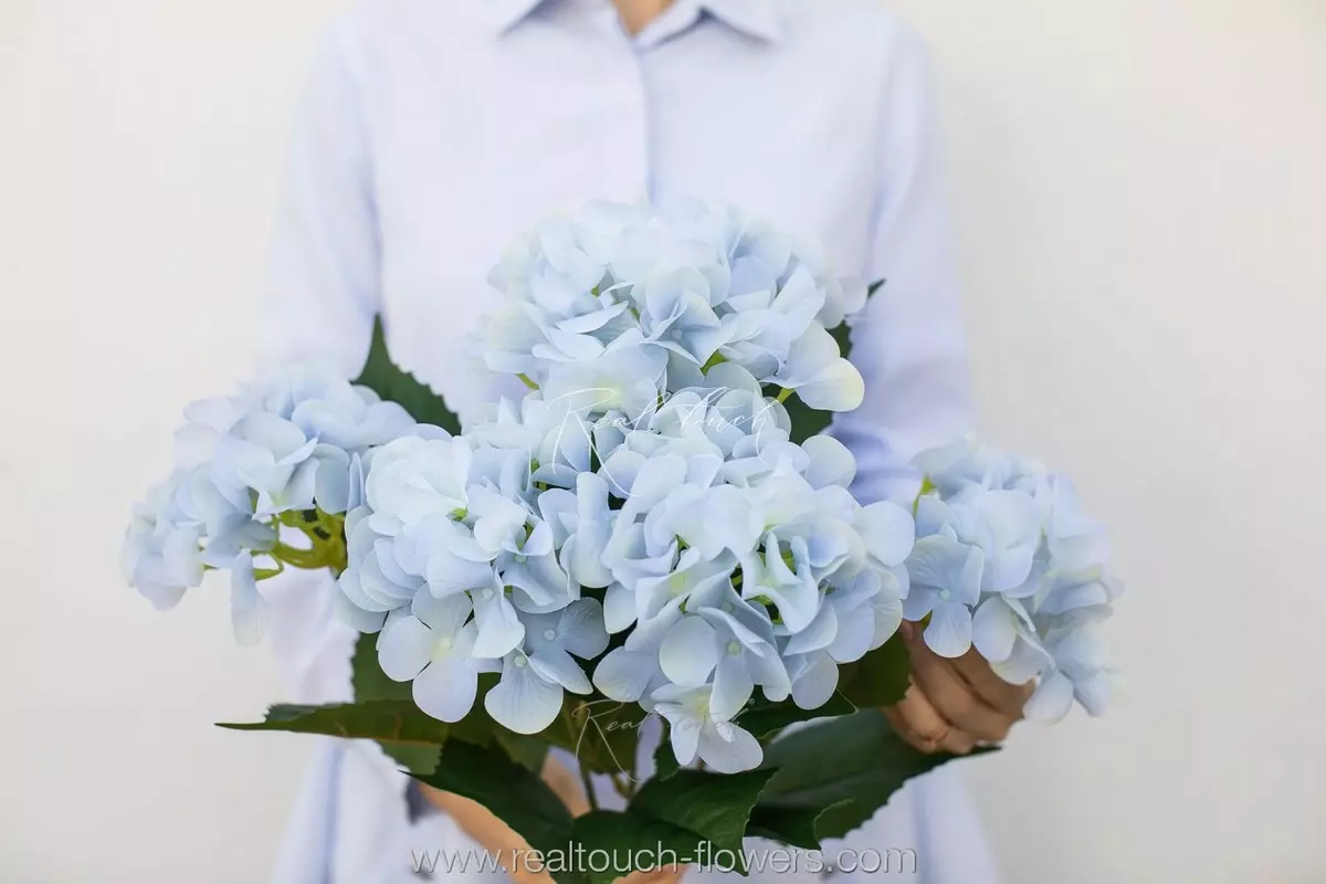 Real Touch hydrangea bush (5 blooms) - light blue Real Touch hydrangea bush (5 blooms) - light blue