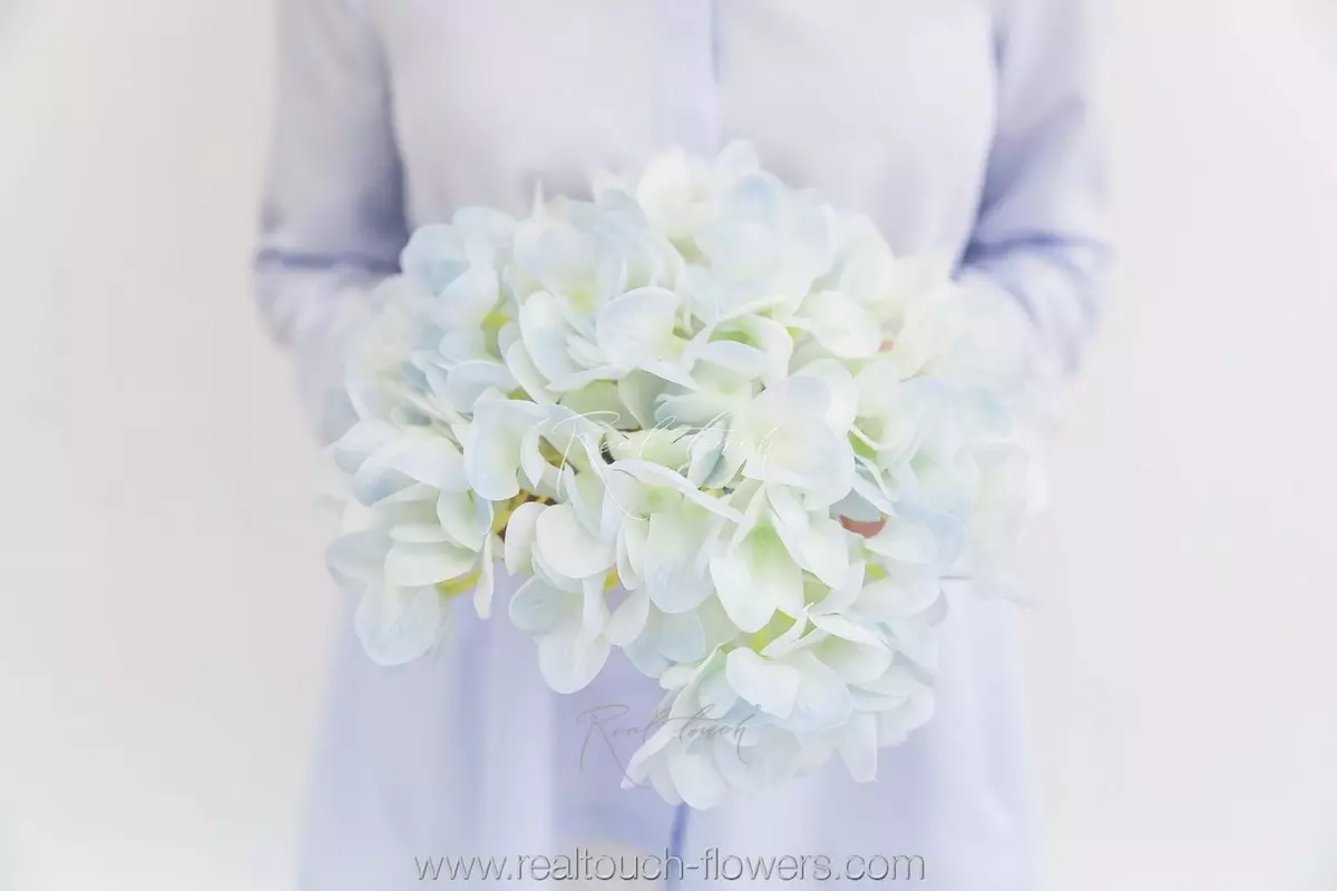 Real Touch Hydrangea Flower XL (without stem) - light blue Real Touch Hydrangea Flower XL (without stem) - light blue