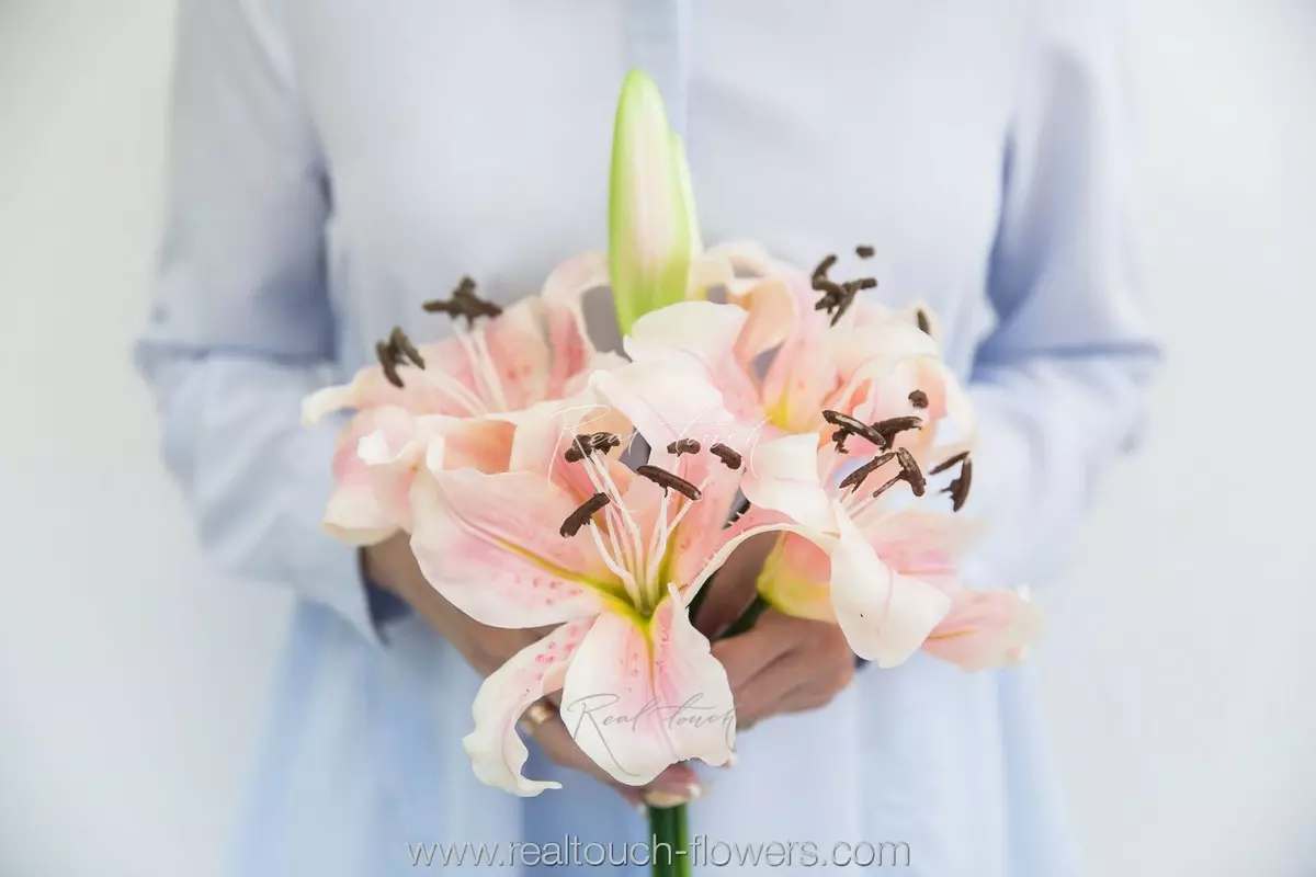 Lily Bouquet 4+2 - light pink Lily Bouquet 4+2 - light pink