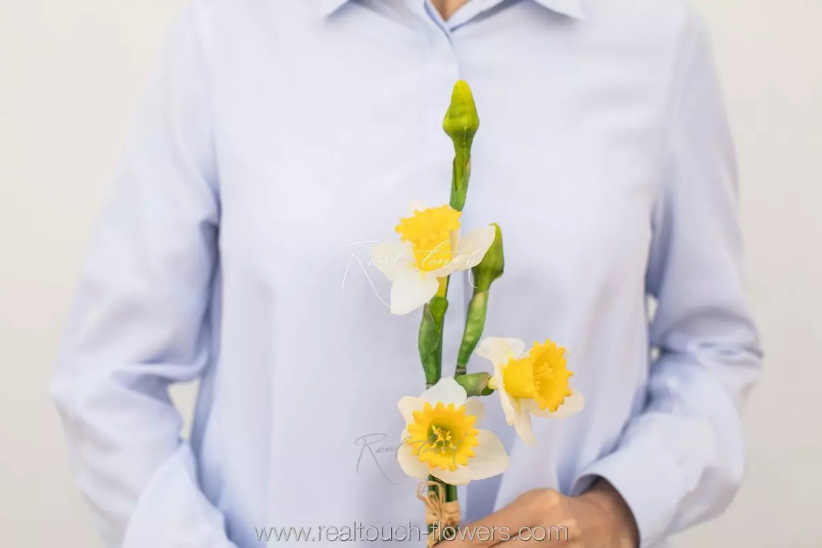 Bouquet of 5 Tubular Daffodils (3 open + 2 closed) - white Bouquet of 5 Tubular Daffodils (3 open + 2 closed) - white