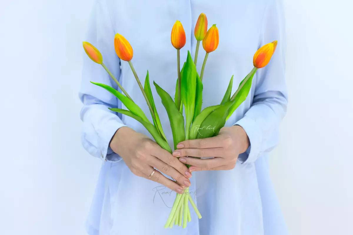Bouquet of closed tulips 4 + 3 - orange